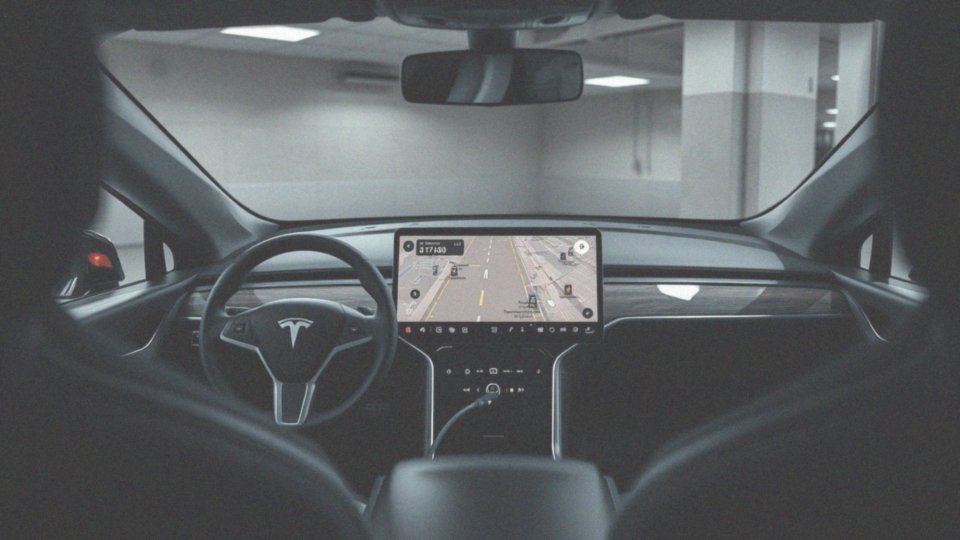Jakie systemy i technologie są wbudowane w Model S?
