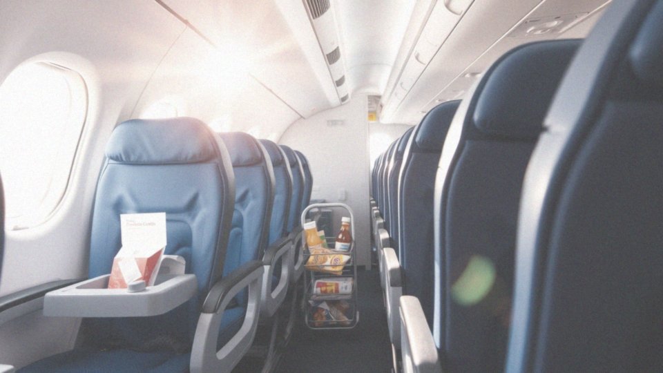 Jakie są zasady dotyczące zakupu jedzenia i napojów na pokładzie Airbus A320?