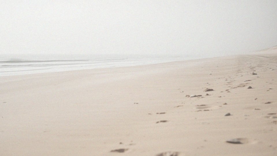 Jak długość linii brzegowej wpływa na plażowanie?