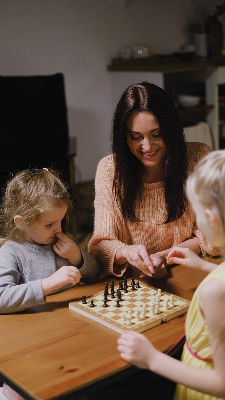 Jakie korzyści ma granie w gry planszowe całą rodziną?